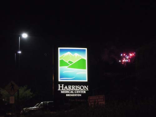 紀念母親--濛濛雨中煙花升空