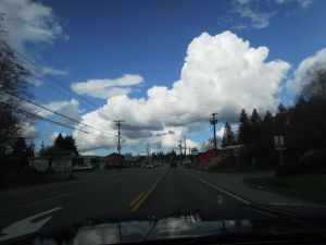 日子輕輕走過
在漂泊中求安定
是你和我,喜歡看雲
你是重山
你是花朵
你是無根的良辰美景
哪怕轉眼便消逝
能夠和你相邂逅
相知相惜己不錯
喜歡看雲!