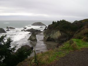 聽它一千遍
從來不厭倦
喝它一千遍
清涼在心田
潺潺的泉聲流過松濤
我們且肅靜聆聽
泉水彷彿奏出:你就是美!你就是美!
自然的呼喚
叫我們一起去尋源!