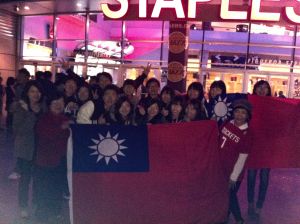 Staple center 看NBA 球賽幫Jerrymery加油!(最旁邊帶帽者）